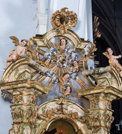 Zdjęcie nr 19: Ołtarz drewniany, prostopadłościenny z kamienną mensą, z kamiennym portatylem. Antepedium z prostokątną płyciną ujętą marmoryzowaną ramą ze złoconym karbowanym profilem. W polu przedstawienie świętej z aniołkiem podającym jej kosz kwiatów, flankowany akantową wicią akantową przeplataną z roślinną, na jasnoniebieskim tle, z datą „1754”. Nastawa ołtarzowa architektoniczna, jednoosiowa, jednokondygnacyjna ze zwieńczeniem na dwustrefowym cokole.  Retabulum flankowane parą opilastrowanych filarów, które dźwigają imposty oraz fragmenty przerwanego półkolistego przyczółka z siedzącymi puttami. Na tle filarów, na konsolach ustawione 2 figury św. Demetriusza i św. Selencjusza. Trzony pilastrów dekorowane zwisami kwiatowymi. W Polu środkowym wnęka w formie stojącego prostokąta zamkniętego łukiem segmentowym nadwieszonego z uskokiem ujęta profilowaną ramą, dekorowaną ornamentem roślinnym, z obrazem św. Heleny. Wnęka od dołu i góry flankowana ornamentem roślinnym i roccailem. Kondygnacja flankowana uszami utworzonymi z roccailu. Zwieńczenie w formie zbliżonej do trapezu o wklęsłych bokach zamknięte fragmentem gzymsu, wyłamanego na kształt łuku segmentowego nadwieszonego, z kartuszem z ornamentem roccailowym. W polu gorejące serce w otoku z obłoków i uskrzydlonych główek anielskich, w glorii promienistej.  Struktura polichromowana w sposób imitujący marmoryzację w kolorze beżowo-zielonym. Ornamentyka i profile złocone, detal i zwieńczenie srebrzone.