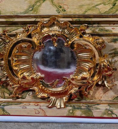 Zdjęcie nr 23: Ołtarz drewniany, prostopadłościenny z kamienną mensą, z kamiennym portatylem. Antepedium z prostokątną płyciną ujętą marmoryzowaną ramą ze złoconym karbowanym profilem. W polu przedstawienie świętej z aniołkiem podającym jej kosz kwiatów, flankowany akantową wicią akantową przeplataną z roślinną, na jasnoniebieskim tle, z datą „1754”. Nastawa ołtarzowa architektoniczna, jednoosiowa, jednokondygnacyjna ze zwieńczeniem na dwustrefowym cokole.  Retabulum flankowane parą opilastrowanych filarów, które dźwigają imposty oraz fragmenty przerwanego półkolistego przyczółka z siedzącymi puttami. Na tle filarów, na konsolach ustawione 2 figury św. Demetriusza i św. Selencjusza. Trzony pilastrów dekorowane zwisami kwiatowymi. W Polu środkowym wnęka w formie stojącego prostokąta zamkniętego łukiem segmentowym nadwieszonego z uskokiem ujęta profilowaną ramą, dekorowaną ornamentem roślinnym, z obrazem św. Heleny. Wnęka od dołu i góry flankowana ornamentem roślinnym i roccailem. Kondygnacja flankowana uszami utworzonymi z roccailu. Zwieńczenie w formie zbliżonej do trapezu o wklęsłych bokach zamknięte fragmentem gzymsu, wyłamanego na kształt łuku segmentowego nadwieszonego, z kartuszem z ornamentem roccailowym. W polu gorejące serce w otoku z obłoków i uskrzydlonych główek anielskich, w glorii promienistej.  Struktura polichromowana w sposób imitujący marmoryzację w kolorze beżowo-zielonym. Ornamentyka i profile złocone, detal i zwieńczenie srebrzone.