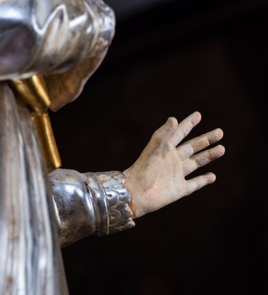 Zdjęcie nr 26: Ołtarz drewniany, prostopadłościenny z kamienną mensą, z kamiennym portatylem. Antepedium z prostokątną płyciną ujętą marmoryzowaną ramą ze złoconym karbowanym profilem. W polu przedstawienie świętej z aniołkiem podającym jej kosz kwiatów, flankowany akantową wicią akantową przeplataną z roślinną, na jasnoniebieskim tle, z datą „1754”. Nastawa ołtarzowa architektoniczna, jednoosiowa, jednokondygnacyjna ze zwieńczeniem na dwustrefowym cokole.  Retabulum flankowane parą opilastrowanych filarów, które dźwigają imposty oraz fragmenty przerwanego półkolistego przyczółka z siedzącymi puttami. Na tle filarów, na konsolach ustawione 2 figury św. Demetriusza i św. Selencjusza. Trzony pilastrów dekorowane zwisami kwiatowymi. W Polu środkowym wnęka w formie stojącego prostokąta zamkniętego łukiem segmentowym nadwieszonego z uskokiem ujęta profilowaną ramą, dekorowaną ornamentem roślinnym, z obrazem św. Heleny. Wnęka od dołu i góry flankowana ornamentem roślinnym i roccailem. Kondygnacja flankowana uszami utworzonymi z roccailu. Zwieńczenie w formie zbliżonej do trapezu o wklęsłych bokach zamknięte fragmentem gzymsu, wyłamanego na kształt łuku segmentowego nadwieszonego, z kartuszem z ornamentem roccailowym. W polu gorejące serce w otoku z obłoków i uskrzydlonych główek anielskich, w glorii promienistej.  Struktura polichromowana w sposób imitujący marmoryzację w kolorze beżowo-zielonym. Ornamentyka i profile złocone, detal i zwieńczenie srebrzone.