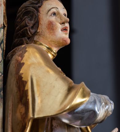 Zdjęcie nr 29: Ołtarz drewniany, prostopadłościenny z kamienną mensą, z kamiennym portatylem. Antepedium z prostokątną płyciną ujętą marmoryzowaną ramą ze złoconym karbowanym profilem. W polu przedstawienie świętej z aniołkiem podającym jej kosz kwiatów, flankowany akantową wicią akantową przeplataną z roślinną, na jasnoniebieskim tle, z datą „1754”. Nastawa ołtarzowa architektoniczna, jednoosiowa, jednokondygnacyjna ze zwieńczeniem na dwustrefowym cokole.  Retabulum flankowane parą opilastrowanych filarów, które dźwigają imposty oraz fragmenty przerwanego półkolistego przyczółka z siedzącymi puttami. Na tle filarów, na konsolach ustawione 2 figury św. Demetriusza i św. Selencjusza. Trzony pilastrów dekorowane zwisami kwiatowymi. W Polu środkowym wnęka w formie stojącego prostokąta zamkniętego łukiem segmentowym nadwieszonego z uskokiem ujęta profilowaną ramą, dekorowaną ornamentem roślinnym, z obrazem św. Heleny. Wnęka od dołu i góry flankowana ornamentem roślinnym i roccailem. Kondygnacja flankowana uszami utworzonymi z roccailu. Zwieńczenie w formie zbliżonej do trapezu o wklęsłych bokach zamknięte fragmentem gzymsu, wyłamanego na kształt łuku segmentowego nadwieszonego, z kartuszem z ornamentem roccailowym. W polu gorejące serce w otoku z obłoków i uskrzydlonych główek anielskich, w glorii promienistej.  Struktura polichromowana w sposób imitujący marmoryzację w kolorze beżowo-zielonym. Ornamentyka i profile złocone, detal i zwieńczenie srebrzone.