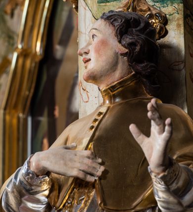 Zdjęcie nr 33: Ołtarz drewniany, prostopadłościenny z kamienną mensą, z kamiennym portatylem. Antepedium z prostokątną płyciną ujętą marmoryzowaną ramą ze złoconym karbowanym profilem. W polu przedstawienie świętej z aniołkiem podającym jej kosz kwiatów, flankowany akantową wicią akantową przeplataną z roślinną, na jasnoniebieskim tle, z datą „1754”. Nastawa ołtarzowa architektoniczna, jednoosiowa, jednokondygnacyjna ze zwieńczeniem na dwustrefowym cokole.  Retabulum flankowane parą opilastrowanych filarów, które dźwigają imposty oraz fragmenty przerwanego półkolistego przyczółka z siedzącymi puttami. Na tle filarów, na konsolach ustawione 2 figury św. Demetriusza i św. Selencjusza. Trzony pilastrów dekorowane zwisami kwiatowymi. W Polu środkowym wnęka w formie stojącego prostokąta zamkniętego łukiem segmentowym nadwieszonego z uskokiem ujęta profilowaną ramą, dekorowaną ornamentem roślinnym, z obrazem św. Heleny. Wnęka od dołu i góry flankowana ornamentem roślinnym i roccailem. Kondygnacja flankowana uszami utworzonymi z roccailu. Zwieńczenie w formie zbliżonej do trapezu o wklęsłych bokach zamknięte fragmentem gzymsu, wyłamanego na kształt łuku segmentowego nadwieszonego, z kartuszem z ornamentem roccailowym. W polu gorejące serce w otoku z obłoków i uskrzydlonych główek anielskich, w glorii promienistej.  Struktura polichromowana w sposób imitujący marmoryzację w kolorze beżowo-zielonym. Ornamentyka i profile złocone, detal i zwieńczenie srebrzone.