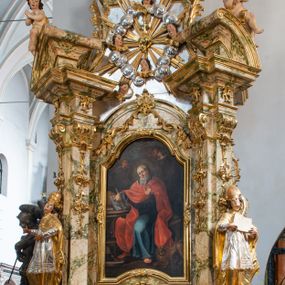 Zdjęcie nr 1: Ołtarz drewniany, prostopadłościenny z kamienną mensą, z kamiennym portatylem. Antependium z prostokątną płyciną ujętą marmoryzowaną ramą ze złoconym karbowanym profilem. W polu medalion w formie stojącego owalu z przedstawieniem zakonnika z dzieciątkiem, flankowany akantową wicią akantową przeplataną z roślinną, na jasnoniebieskim tle. Nastawa ołtarzowa architektoniczna, jednoosiowa, jednokondygnacyjna ze zwieńczeniem na dwustrefowym cokole.  Retabulum flankowane parą opilastrowanych filarów, które dźwigają imposty oraz fragmenty przerwanego półkolistego przyczółka z siedzącymi puttami. Na tle filarów, na konsolach ustawione 2 figury papieża i biskupa. Trzony pilastrów dekorowane zwisami kwiatowymi. W Polu środkowym wnęka w formie stojącego prostokąta zamkniętego łukiem segmentowym nadwieszonego z uskokiem ujęta profilowaną ramą, dekorowaną ornamentem roślinnym, z obrazem świętego Marka. Wnęka od dołu i góry flankowana ornamentem roślinnym i roccailem. Kondygnacja flankowana uszami utworzonymi z roccailu. Zwieńczenie w formie zbliżonej do trapezu o wklęsłych bokach zamknięte fragmentem gzymsu, wyłamanego na kształt łuku segmentowego nadwieszonego, z kartuszem z ornamentem roccailowym. W polu gorejące serce w otoku z obłoków i uskrzydlonych główek anielskich, w glorii promienistej.  Struktura polichromowana w sposób imitujący marmoryzację w kolorze beżowo-zielonym. Ornamentyka i profile złocone, detal i zwieńczenie srebrzone.