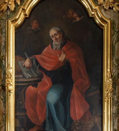 Zdjęcie nr 13: Ołtarz drewniany, prostopadłościenny z kamienną mensą, z kamiennym portatylem. Antependium z prostokątną płyciną ujętą marmoryzowaną ramą ze złoconym karbowanym profilem. W polu medalion w formie stojącego owalu z przedstawieniem zakonnika z dzieciątkiem, flankowany akantową wicią akantową przeplataną z roślinną, na jasnoniebieskim tle. Nastawa ołtarzowa architektoniczna, jednoosiowa, jednokondygnacyjna ze zwieńczeniem na dwustrefowym cokole.  Retabulum flankowane parą opilastrowanych filarów, które dźwigają imposty oraz fragmenty przerwanego półkolistego przyczółka z siedzącymi puttami. Na tle filarów, na konsolach ustawione 2 figury papieża i biskupa. Trzony pilastrów dekorowane zwisami kwiatowymi. W Polu środkowym wnęka w formie stojącego prostokąta zamkniętego łukiem segmentowym nadwieszonego z uskokiem ujęta profilowaną ramą, dekorowaną ornamentem roślinnym, z obrazem świętego Marka. Wnęka od dołu i góry flankowana ornamentem roślinnym i roccailem. Kondygnacja flankowana uszami utworzonymi z roccailu. Zwieńczenie w formie zbliżonej do trapezu o wklęsłych bokach zamknięte fragmentem gzymsu, wyłamanego na kształt łuku segmentowego nadwieszonego, z kartuszem z ornamentem roccailowym. W polu gorejące serce w otoku z obłoków i uskrzydlonych główek anielskich, w glorii promienistej.  Struktura polichromowana w sposób imitujący marmoryzację w kolorze beżowo-zielonym. Ornamentyka i profile złocone, detal i zwieńczenie srebrzone.