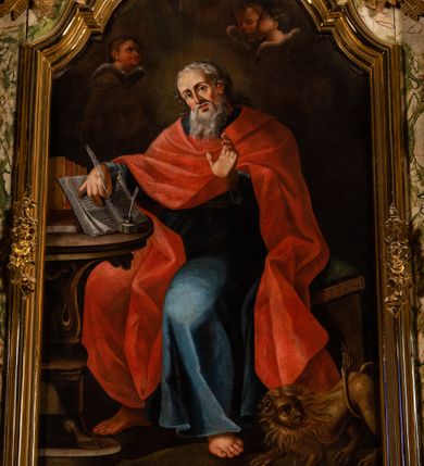 Zdjęcie nr 4: Ołtarz drewniany, prostopadłościenny z kamienną mensą, z kamiennym portatylem. Antependium z prostokątną płyciną ujętą marmoryzowaną ramą ze złoconym karbowanym profilem. W polu medalion w formie stojącego owalu z przedstawieniem zakonnika z dzieciątkiem, flankowany akantową wicią akantową przeplataną z roślinną, na jasnoniebieskim tle. Nastawa ołtarzowa architektoniczna, jednoosiowa, jednokondygnacyjna ze zwieńczeniem na dwustrefowym cokole.  Retabulum flankowane parą opilastrowanych filarów, które dźwigają imposty oraz fragmenty przerwanego półkolistego przyczółka z siedzącymi puttami. Na tle filarów, na konsolach ustawione 2 figury papieża i biskupa. Trzony pilastrów dekorowane zwisami kwiatowymi. W Polu środkowym wnęka w formie stojącego prostokąta zamkniętego łukiem segmentowym nadwieszonego z uskokiem ujęta profilowaną ramą, dekorowaną ornamentem roślinnym, z obrazem świętego Marka. Wnęka od dołu i góry flankowana ornamentem roślinnym i roccailem. Kondygnacja flankowana uszami utworzonymi z roccailu. Zwieńczenie w formie zbliżonej do trapezu o wklęsłych bokach zamknięte fragmentem gzymsu, wyłamanego na kształt łuku segmentowego nadwieszonego, z kartuszem z ornamentem roccailowym. W polu gorejące serce w otoku z obłoków i uskrzydlonych główek anielskich, w glorii promienistej.  Struktura polichromowana w sposób imitujący marmoryzację w kolorze beżowo-zielonym. Ornamentyka i profile złocone, detal i zwieńczenie srebrzone.