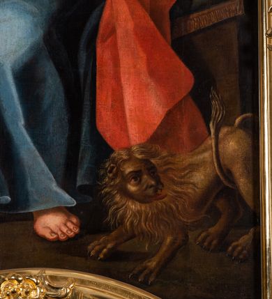 Zdjęcie nr 3: Ołtarz drewniany, prostopadłościenny z kamienną mensą, z kamiennym portatylem. Antependium z prostokątną płyciną ujętą marmoryzowaną ramą ze złoconym karbowanym profilem. W polu medalion w formie stojącego owalu z przedstawieniem zakonnika z dzieciątkiem, flankowany akantową wicią akantową przeplataną z roślinną, na jasnoniebieskim tle. Nastawa ołtarzowa architektoniczna, jednoosiowa, jednokondygnacyjna ze zwieńczeniem na dwustrefowym cokole.  Retabulum flankowane parą opilastrowanych filarów, które dźwigają imposty oraz fragmenty przerwanego półkolistego przyczółka z siedzącymi puttami. Na tle filarów, na konsolach ustawione 2 figury papieża i biskupa. Trzony pilastrów dekorowane zwisami kwiatowymi. W Polu środkowym wnęka w formie stojącego prostokąta zamkniętego łukiem segmentowym nadwieszonego z uskokiem ujęta profilowaną ramą, dekorowaną ornamentem roślinnym, z obrazem świętego Marka. Wnęka od dołu i góry flankowana ornamentem roślinnym i roccailem. Kondygnacja flankowana uszami utworzonymi z roccailu. Zwieńczenie w formie zbliżonej do trapezu o wklęsłych bokach zamknięte fragmentem gzymsu, wyłamanego na kształt łuku segmentowego nadwieszonego, z kartuszem z ornamentem roccailowym. W polu gorejące serce w otoku z obłoków i uskrzydlonych główek anielskich, w glorii promienistej.  Struktura polichromowana w sposób imitujący marmoryzację w kolorze beżowo-zielonym. Ornamentyka i profile złocone, detal i zwieńczenie srebrzone.