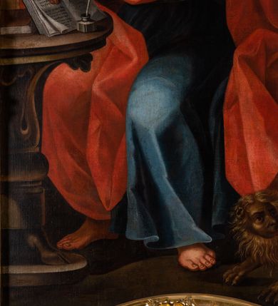 Zdjęcie nr 5: Ołtarz drewniany, prostopadłościenny z kamienną mensą, z kamiennym portatylem. Antependium z prostokątną płyciną ujętą marmoryzowaną ramą ze złoconym karbowanym profilem. W polu medalion w formie stojącego owalu z przedstawieniem zakonnika z dzieciątkiem, flankowany akantową wicią akantową przeplataną z roślinną, na jasnoniebieskim tle. Nastawa ołtarzowa architektoniczna, jednoosiowa, jednokondygnacyjna ze zwieńczeniem na dwustrefowym cokole.  Retabulum flankowane parą opilastrowanych filarów, które dźwigają imposty oraz fragmenty przerwanego półkolistego przyczółka z siedzącymi puttami. Na tle filarów, na konsolach ustawione 2 figury papieża i biskupa. Trzony pilastrów dekorowane zwisami kwiatowymi. W Polu środkowym wnęka w formie stojącego prostokąta zamkniętego łukiem segmentowym nadwieszonego z uskokiem ujęta profilowaną ramą, dekorowaną ornamentem roślinnym, z obrazem świętego Marka. Wnęka od dołu i góry flankowana ornamentem roślinnym i roccailem. Kondygnacja flankowana uszami utworzonymi z roccailu. Zwieńczenie w formie zbliżonej do trapezu o wklęsłych bokach zamknięte fragmentem gzymsu, wyłamanego na kształt łuku segmentowego nadwieszonego, z kartuszem z ornamentem roccailowym. W polu gorejące serce w otoku z obłoków i uskrzydlonych główek anielskich, w glorii promienistej.  Struktura polichromowana w sposób imitujący marmoryzację w kolorze beżowo-zielonym. Ornamentyka i profile złocone, detal i zwieńczenie srebrzone.