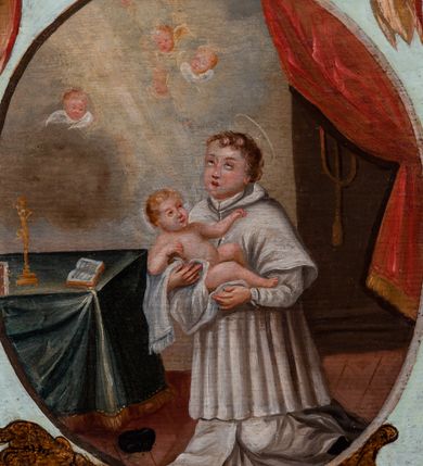 Zdjęcie nr 7: Ołtarz drewniany, prostopadłościenny z kamienną mensą, z kamiennym portatylem. Antependium z prostokątną płyciną ujętą marmoryzowaną ramą ze złoconym karbowanym profilem. W polu medalion w formie stojącego owalu z przedstawieniem zakonnika z dzieciątkiem, flankowany akantową wicią akantową przeplataną z roślinną, na jasnoniebieskim tle. Nastawa ołtarzowa architektoniczna, jednoosiowa, jednokondygnacyjna ze zwieńczeniem na dwustrefowym cokole.  Retabulum flankowane parą opilastrowanych filarów, które dźwigają imposty oraz fragmenty przerwanego półkolistego przyczółka z siedzącymi puttami. Na tle filarów, na konsolach ustawione 2 figury papieża i biskupa. Trzony pilastrów dekorowane zwisami kwiatowymi. W Polu środkowym wnęka w formie stojącego prostokąta zamkniętego łukiem segmentowym nadwieszonego z uskokiem ujęta profilowaną ramą, dekorowaną ornamentem roślinnym, z obrazem świętego Marka. Wnęka od dołu i góry flankowana ornamentem roślinnym i roccailem. Kondygnacja flankowana uszami utworzonymi z roccailu. Zwieńczenie w formie zbliżonej do trapezu o wklęsłych bokach zamknięte fragmentem gzymsu, wyłamanego na kształt łuku segmentowego nadwieszonego, z kartuszem z ornamentem roccailowym. W polu gorejące serce w otoku z obłoków i uskrzydlonych główek anielskich, w glorii promienistej.  Struktura polichromowana w sposób imitujący marmoryzację w kolorze beżowo-zielonym. Ornamentyka i profile złocone, detal i zwieńczenie srebrzone.