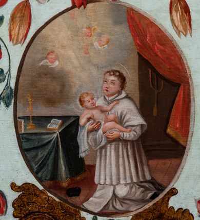 Zdjęcie nr 10: Ołtarz drewniany, prostopadłościenny z kamienną mensą, z kamiennym portatylem. Antependium z prostokątną płyciną ujętą marmoryzowaną ramą ze złoconym karbowanym profilem. W polu medalion w formie stojącego owalu z przedstawieniem zakonnika z dzieciątkiem, flankowany akantową wicią akantową przeplataną z roślinną, na jasnoniebieskim tle. Nastawa ołtarzowa architektoniczna, jednoosiowa, jednokondygnacyjna ze zwieńczeniem na dwustrefowym cokole.  Retabulum flankowane parą opilastrowanych filarów, które dźwigają imposty oraz fragmenty przerwanego półkolistego przyczółka z siedzącymi puttami. Na tle filarów, na konsolach ustawione 2 figury papieża i biskupa. Trzony pilastrów dekorowane zwisami kwiatowymi. W Polu środkowym wnęka w formie stojącego prostokąta zamkniętego łukiem segmentowym nadwieszonego z uskokiem ujęta profilowaną ramą, dekorowaną ornamentem roślinnym, z obrazem świętego Marka. Wnęka od dołu i góry flankowana ornamentem roślinnym i roccailem. Kondygnacja flankowana uszami utworzonymi z roccailu. Zwieńczenie w formie zbliżonej do trapezu o wklęsłych bokach zamknięte fragmentem gzymsu, wyłamanego na kształt łuku segmentowego nadwieszonego, z kartuszem z ornamentem roccailowym. W polu gorejące serce w otoku z obłoków i uskrzydlonych główek anielskich, w glorii promienistej.  Struktura polichromowana w sposób imitujący marmoryzację w kolorze beżowo-zielonym. Ornamentyka i profile złocone, detal i zwieńczenie srebrzone.