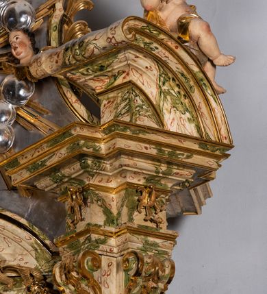 Zdjęcie nr 16: Ołtarz drewniany, prostopadłościenny z kamienną mensą, z kamiennym portatylem. Antependium z prostokątną płyciną ujętą marmoryzowaną ramą ze złoconym karbowanym profilem. W polu medalion w formie stojącego owalu z przedstawieniem zakonnika z dzieciątkiem, flankowany akantową wicią akantową przeplataną z roślinną, na jasnoniebieskim tle. Nastawa ołtarzowa architektoniczna, jednoosiowa, jednokondygnacyjna ze zwieńczeniem na dwustrefowym cokole.  Retabulum flankowane parą opilastrowanych filarów, które dźwigają imposty oraz fragmenty przerwanego półkolistego przyczółka z siedzącymi puttami. Na tle filarów, na konsolach ustawione 2 figury papieża i biskupa. Trzony pilastrów dekorowane zwisami kwiatowymi. W Polu środkowym wnęka w formie stojącego prostokąta zamkniętego łukiem segmentowym nadwieszonego z uskokiem ujęta profilowaną ramą, dekorowaną ornamentem roślinnym, z obrazem świętego Marka. Wnęka od dołu i góry flankowana ornamentem roślinnym i roccailem. Kondygnacja flankowana uszami utworzonymi z roccailu. Zwieńczenie w formie zbliżonej do trapezu o wklęsłych bokach zamknięte fragmentem gzymsu, wyłamanego na kształt łuku segmentowego nadwieszonego, z kartuszem z ornamentem roccailowym. W polu gorejące serce w otoku z obłoków i uskrzydlonych główek anielskich, w glorii promienistej.  Struktura polichromowana w sposób imitujący marmoryzację w kolorze beżowo-zielonym. Ornamentyka i profile złocone, detal i zwieńczenie srebrzone.