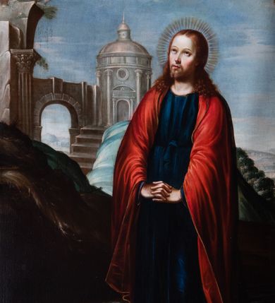 Zdjęcie nr 16: Obraz w kształcie stojącego prostokąta zamkniętego od góry łukiem nadwieszonym ze sceną wskrzeszenie Łazarza przez Chrystusa. Po prawej stronie od osi pionowej ukazany został Chrystus w całej postaci, zwrócony w trzech czwartych w prawo, spoglądający ku niebu, z wyprostowanymi rękami i splecionymi dłońmi. Ma owalną twarz o małych, ciemnych oczach, wąskich brwiach i nosie oraz niewielkich, różowych ustach; jasne wąsy i dzielącą się w dwa pukle brodę. Jasne włosy z przedziałkiem na środku opadają mu lokami na ramiona; wokół głowy ma promienisty nimb. Jest ubrany w granatową suknię przewiązaną powyżej pasa i narzucony na nią czerwony płaszcz, obie szaty są lamowane złotem; stopy bose. Przy prawej nodze Chrystusa stoi otwarta trumna, w której leżą zwłoki mężczyzny o poszarzałej twarzy i bujnym zaroście, ubranego w białą suknię w kapturem. Ręce ma złożone na brzuchu, rękawy związane wstązkami. Za trumną widoczny opadający z lewej strony na prawą ciemnobrązowy pagórek. Na dalszym planie, po lewej stronie Zbawiciela znajduje się świątynia na rzucie koła, z kopułą z latarnią, prowadzącymi do niej schodami oraz dołączoną z lewej strony arkadą i kolumną podpierającą mur na którym rosną krzaki. Po jego prawej stronie zalesione wzgórza. Powyżej błękitne, miejscami rozbielone  niebo. 