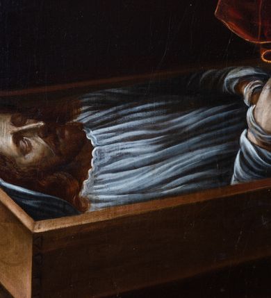 Zdjęcie nr 7: Obraz w kształcie stojącego prostokąta zamkniętego od góry łukiem nadwieszonym ze sceną wskrzeszenie Łazarza przez Chrystusa. Po prawej stronie od osi pionowej ukazany został Chrystus w całej postaci, zwrócony w trzech czwartych w prawo, spoglądający ku niebu, z wyprostowanymi rękami i splecionymi dłońmi. Ma owalną twarz o małych, ciemnych oczach, wąskich brwiach i nosie oraz niewielkich, różowych ustach; jasne wąsy i dzielącą się w dwa pukle brodę. Jasne włosy z przedziałkiem na środku opadają mu lokami na ramiona; wokół głowy ma promienisty nimb. Jest ubrany w granatową suknię przewiązaną powyżej pasa i narzucony na nią czerwony płaszcz, obie szaty są lamowane złotem; stopy bose. Przy prawej nodze Chrystusa stoi otwarta trumna, w której leżą zwłoki mężczyzny o poszarzałej twarzy i bujnym zaroście, ubranego w białą suknię w kapturem. Ręce ma złożone na brzuchu, rękawy związane wstązkami. Za trumną widoczny opadający z lewej strony na prawą ciemnobrązowy pagórek. Na dalszym planie, po lewej stronie Zbawiciela znajduje się świątynia na rzucie koła, z kopułą z latarnią, prowadzącymi do niej schodami oraz dołączoną z lewej strony arkadą i kolumną podpierającą mur na którym rosną krzaki. Po jego prawej stronie zalesione wzgórza. Powyżej błękitne, miejscami rozbielone  niebo. 