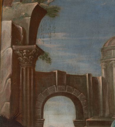 Zdjęcie nr 17: Obraz w kształcie stojącego prostokąta zamkniętego od góry łukiem nadwieszonym ze sceną wskrzeszenie Łazarza przez Chrystusa. Po prawej stronie od osi pionowej ukazany został Chrystus w całej postaci, zwrócony w trzech czwartych w prawo, spoglądający ku niebu, z wyprostowanymi rękami i splecionymi dłońmi. Ma owalną twarz o małych, ciemnych oczach, wąskich brwiach i nosie oraz niewielkich, różowych ustach; jasne wąsy i dzielącą się w dwa pukle brodę. Jasne włosy z przedziałkiem na środku opadają mu lokami na ramiona; wokół głowy ma promienisty nimb. Jest ubrany w granatową suknię przewiązaną powyżej pasa i narzucony na nią czerwony płaszcz, obie szaty są lamowane złotem; stopy bose. Przy prawej nodze Chrystusa stoi otwarta trumna, w której leżą zwłoki mężczyzny o poszarzałej twarzy i bujnym zaroście, ubranego w białą suknię w kapturem. Ręce ma złożone na brzuchu, rękawy związane wstązkami. Za trumną widoczny opadający z lewej strony na prawą ciemnobrązowy pagórek. Na dalszym planie, po lewej stronie Zbawiciela znajduje się świątynia na rzucie koła, z kopułą z latarnią, prowadzącymi do niej schodami oraz dołączoną z lewej strony arkadą i kolumną podpierającą mur na którym rosną krzaki. Po jego prawej stronie zalesione wzgórza. Powyżej błękitne, miejscami rozbielone  niebo. 