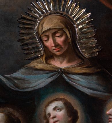 Zdjęcie nr 11: Obraz przedstawia św. Zofię wraz z jej trzema córkami: Wiarą, Nadzieją i Miłością. Św. Zofia lewą ręką obejmuje jedną z córek, natomiast prawą wskazuje na 3 putta unoszące się nad nimi w obłokach chmur. Każda z córek trzyma przy swoich nogach narzędzia męki, odpowiednio: Miłość - miecz, Nadzieja - ruszt, Wiara - kocioł z olejem. Tło stanowią obłoki oraz dwie kolumny ujęte połowicznie i wsparte na cokołach. Kolumny częściowo przysłonięte przez namalowaną czerwoną kotarę. Koło kolumn, w oddali, umieszczona miniaturowa wersja przedstawienia Św. Zofii z córkami.  W lewym dolnym rogu przedstawione 3 postaci w białych habitach z kapturem, a każda z nich trzyma po jednej tabliczce na których wymienione są poszczególnie imiona córek:  Wiara, Nadzieja, Miłość. Za postaciami umieszczona barierka z 3 tralkami. Na wysokości dłoni Zofii, która wskazuje na putta, namalowana kropielnica z krzyżem. 