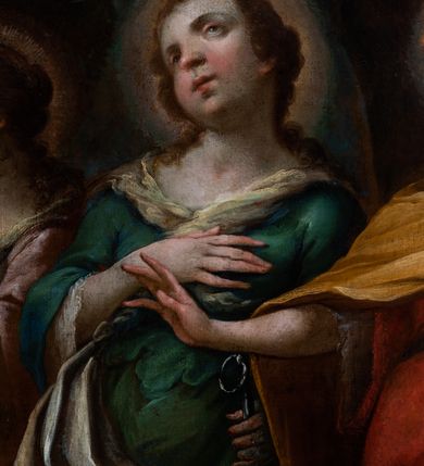 Zdjęcie nr 15: Obraz przedstawia św. Zofię wraz z jej trzema córkami: Wiarą, Nadzieją i Miłością. Św. Zofia lewą ręką obejmuje jedną z córek, natomiast prawą wskazuje na 3 putta unoszące się nad nimi w obłokach chmur. Każda z córek trzyma przy swoich nogach narzędzia męki, odpowiednio: Miłość - miecz, Nadzieja - ruszt, Wiara - kocioł z olejem. Tło stanowią obłoki oraz dwie kolumny ujęte połowicznie i wsparte na cokołach. Kolumny częściowo przysłonięte przez namalowaną czerwoną kotarę. Koło kolumn, w oddali, umieszczona miniaturowa wersja przedstawienia Św. Zofii z córkami.  W lewym dolnym rogu przedstawione 3 postaci w białych habitach z kapturem, a każda z nich trzyma po jednej tabliczce na których wymienione są poszczególnie imiona córek:  Wiara, Nadzieja, Miłość. Za postaciami umieszczona barierka z 3 tralkami. Na wysokości dłoni Zofii, która wskazuje na putta, namalowana kropielnica z krzyżem. 