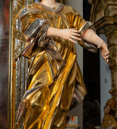 Zdjęcie nr 4: Ołtarz drewniany, prostopadłościenny z kamienną mensą, z kamiennym portatylem. Antepedium drewniane podzielone na trzy płyciny za pomocą pilastrów: w środkowej krzyż, kotwica i gorejące serce, w bocznych gorejące serce w koronie cierniowej i wieńcu z róż. Nastawa ołtarzowa architektoniczna, jednoosiowa, jednokondygnacyjna ze zwieńczeniem na cokole.  Retabulum flankowane parą zdwojonych pilastrów zakończonych konsolami,  które dźwigają pełne belkowanie oraz fragmenty przerwanego półkolistego przyczółka z siedzącymi puttami. Na tle pilastrów, na konsolach ustawione 2 figury: św. Katarzyny oraz Barbary. Trzony pilastrów dekorowane kampanulami. W Polu środkowym wnęka w formie stojącego prostokąta zamkniętego łukiem segmentowym nadwieszonego z uskokiem ujęta profilowaną ramą, z obrazem świętej Zofii z córkami, w osobnej ramie. Nad wnęką baldachim dekorowany lambrekinem, z podwieszoną tkaniną po dwóch stronach, lamowaną frędzlą. Nam baldachimem kartusz z uskrzydlonymi główkami anielskimi i zwieńczony koroną. Zwieńczenie w formie zbliżonej do trapezu o wklęsłych bokach zamknięte falistym gzymsem, dekorowanym uskrzydloną główką anielską, ujętą wolutami na tle muszli, z podwieszonymi kampanulami. W polu gołębica w otoku z obłoków i uskrzydlonych główek anielskich, w glorii promienistej.  Struktura polichromowana w sposób imitujący marmoryzację w kolorze beżowo-zielonym. Ornamentyka i profile złocone, detal i zwieńczenie srebrzone.