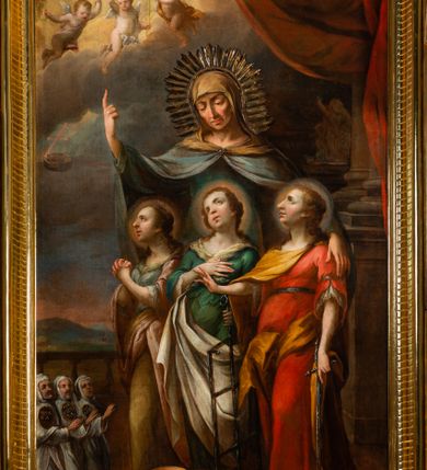 Zdjęcie nr 61: Ołtarz drewniany, prostopadłościenny z kamienną mensą, z kamiennym portatylem. Antepedium drewniane podzielone na trzy płyciny za pomocą pilastrów: w środkowej krzyż, kotwica i gorejące serce, w bocznych gorejące serce w koronie cierniowej i wieńcu z róż. Nastawa ołtarzowa architektoniczna, jednoosiowa, jednokondygnacyjna ze zwieńczeniem na cokole.  Retabulum flankowane parą zdwojonych pilastrów zakończonych konsolami,  które dźwigają pełne belkowanie oraz fragmenty przerwanego półkolistego przyczółka z siedzącymi puttami. Na tle pilastrów, na konsolach ustawione 2 figury: św. Katarzyny oraz Barbary. Trzony pilastrów dekorowane kampanulami. W Polu środkowym wnęka w formie stojącego prostokąta zamkniętego łukiem segmentowym nadwieszonego z uskokiem ujęta profilowaną ramą, z obrazem świętej Zofii z córkami, w osobnej ramie. Nad wnęką baldachim dekorowany lambrekinem, z podwieszoną tkaniną po dwóch stronach, lamowaną frędzlą. Nam baldachimem kartusz z uskrzydlonymi główkami anielskimi i zwieńczony koroną. Zwieńczenie w formie zbliżonej do trapezu o wklęsłych bokach zamknięte falistym gzymsem, dekorowanym uskrzydloną główką anielską, ujętą wolutami na tle muszli, z podwieszonymi kampanulami. W polu gołębica w otoku z obłoków i uskrzydlonych główek anielskich, w glorii promienistej.  Struktura polichromowana w sposób imitujący marmoryzację w kolorze beżowo-zielonym. Ornamentyka i profile złocone, detal i zwieńczenie srebrzone.