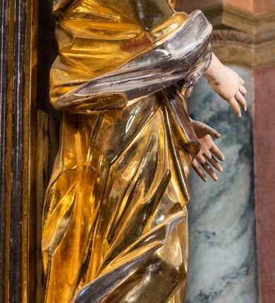 Zdjęcie nr 9: Ołtarz drewniany, prostopadłościenny z kamienną mensą, z kamiennym portatylem. Antepedium drewniane podzielone na trzy płyciny za pomocą pilastrów: w środkowej krzyż, kotwica i gorejące serce, w bocznych gorejące serce w koronie cierniowej i wieńcu z róż. Nastawa ołtarzowa architektoniczna, jednoosiowa, jednokondygnacyjna ze zwieńczeniem na cokole.  Retabulum flankowane parą zdwojonych pilastrów zakończonych konsolami,  które dźwigają pełne belkowanie oraz fragmenty przerwanego półkolistego przyczółka z siedzącymi puttami. Na tle pilastrów, na konsolach ustawione 2 figury: św. Katarzyny oraz Barbary. Trzony pilastrów dekorowane kampanulami. W Polu środkowym wnęka w formie stojącego prostokąta zamkniętego łukiem segmentowym nadwieszonego z uskokiem ujęta profilowaną ramą, z obrazem świętej Zofii z córkami, w osobnej ramie. Nad wnęką baldachim dekorowany lambrekinem, z podwieszoną tkaniną po dwóch stronach, lamowaną frędzlą. Nam baldachimem kartusz z uskrzydlonymi główkami anielskimi i zwieńczony koroną. Zwieńczenie w formie zbliżonej do trapezu o wklęsłych bokach zamknięte falistym gzymsem, dekorowanym uskrzydloną główką anielską, ujętą wolutami na tle muszli, z podwieszonymi kampanulami. W polu gołębica w otoku z obłoków i uskrzydlonych główek anielskich, w glorii promienistej.  Struktura polichromowana w sposób imitujący marmoryzację w kolorze beżowo-zielonym. Ornamentyka i profile złocone, detal i zwieńczenie srebrzone.