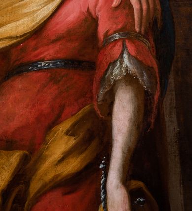 Zdjęcie nr 22: Ołtarz drewniany, prostopadłościenny z kamienną mensą, z kamiennym portatylem. Antepedium drewniane podzielone na trzy płyciny za pomocą pilastrów: w środkowej krzyż, kotwica i gorejące serce, w bocznych gorejące serce w koronie cierniowej i wieńcu z róż. Nastawa ołtarzowa architektoniczna, jednoosiowa, jednokondygnacyjna ze zwieńczeniem na cokole.  Retabulum flankowane parą zdwojonych pilastrów zakończonych konsolami,  które dźwigają pełne belkowanie oraz fragmenty przerwanego półkolistego przyczółka z siedzącymi puttami. Na tle pilastrów, na konsolach ustawione 2 figury: św. Katarzyny oraz Barbary. Trzony pilastrów dekorowane kampanulami. W Polu środkowym wnęka w formie stojącego prostokąta zamkniętego łukiem segmentowym nadwieszonego z uskokiem ujęta profilowaną ramą, z obrazem świętej Zofii z córkami, w osobnej ramie. Nad wnęką baldachim dekorowany lambrekinem, z podwieszoną tkaniną po dwóch stronach, lamowaną frędzlą. Nam baldachimem kartusz z uskrzydlonymi główkami anielskimi i zwieńczony koroną. Zwieńczenie w formie zbliżonej do trapezu o wklęsłych bokach zamknięte falistym gzymsem, dekorowanym uskrzydloną główką anielską, ujętą wolutami na tle muszli, z podwieszonymi kampanulami. W polu gołębica w otoku z obłoków i uskrzydlonych główek anielskich, w glorii promienistej.  Struktura polichromowana w sposób imitujący marmoryzację w kolorze beżowo-zielonym. Ornamentyka i profile złocone, detal i zwieńczenie srebrzone.