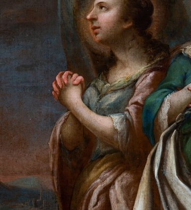 Zdjęcie nr 21: Ołtarz drewniany, prostopadłościenny z kamienną mensą, z kamiennym portatylem. Antepedium drewniane podzielone na trzy płyciny za pomocą pilastrów: w środkowej krzyż, kotwica i gorejące serce, w bocznych gorejące serce w koronie cierniowej i wieńcu z róż. Nastawa ołtarzowa architektoniczna, jednoosiowa, jednokondygnacyjna ze zwieńczeniem na cokole.  Retabulum flankowane parą zdwojonych pilastrów zakończonych konsolami,  które dźwigają pełne belkowanie oraz fragmenty przerwanego półkolistego przyczółka z siedzącymi puttami. Na tle pilastrów, na konsolach ustawione 2 figury: św. Katarzyny oraz Barbary. Trzony pilastrów dekorowane kampanulami. W Polu środkowym wnęka w formie stojącego prostokąta zamkniętego łukiem segmentowym nadwieszonego z uskokiem ujęta profilowaną ramą, z obrazem świętej Zofii z córkami, w osobnej ramie. Nad wnęką baldachim dekorowany lambrekinem, z podwieszoną tkaniną po dwóch stronach, lamowaną frędzlą. Nam baldachimem kartusz z uskrzydlonymi główkami anielskimi i zwieńczony koroną. Zwieńczenie w formie zbliżonej do trapezu o wklęsłych bokach zamknięte falistym gzymsem, dekorowanym uskrzydloną główką anielską, ujętą wolutami na tle muszli, z podwieszonymi kampanulami. W polu gołębica w otoku z obłoków i uskrzydlonych główek anielskich, w glorii promienistej.  Struktura polichromowana w sposób imitujący marmoryzację w kolorze beżowo-zielonym. Ornamentyka i profile złocone, detal i zwieńczenie srebrzone.