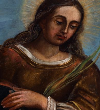 Zdjęcie nr 25: Ołtarz drewniany, prostopadłościenny z kamienną mensą, z kamiennym portatylem. Antepedium drewniane podzielone na trzy płyciny za pomocą pilastrów: w środkowej krzyż, kotwica i gorejące serce, w bocznych gorejące serce w koronie cierniowej i wieńcu z róż. Nastawa ołtarzowa architektoniczna, jednoosiowa, jednokondygnacyjna ze zwieńczeniem na cokole.  Retabulum flankowane parą zdwojonych pilastrów zakończonych konsolami,  które dźwigają pełne belkowanie oraz fragmenty przerwanego półkolistego przyczółka z siedzącymi puttami. Na tle pilastrów, na konsolach ustawione 2 figury: św. Katarzyny oraz Barbary. Trzony pilastrów dekorowane kampanulami. W Polu środkowym wnęka w formie stojącego prostokąta zamkniętego łukiem segmentowym nadwieszonego z uskokiem ujęta profilowaną ramą, z obrazem świętej Zofii z córkami, w osobnej ramie. Nad wnęką baldachim dekorowany lambrekinem, z podwieszoną tkaniną po dwóch stronach, lamowaną frędzlą. Nam baldachimem kartusz z uskrzydlonymi główkami anielskimi i zwieńczony koroną. Zwieńczenie w formie zbliżonej do trapezu o wklęsłych bokach zamknięte falistym gzymsem, dekorowanym uskrzydloną główką anielską, ujętą wolutami na tle muszli, z podwieszonymi kampanulami. W polu gołębica w otoku z obłoków i uskrzydlonych główek anielskich, w glorii promienistej.  Struktura polichromowana w sposób imitujący marmoryzację w kolorze beżowo-zielonym. Ornamentyka i profile złocone, detal i zwieńczenie srebrzone.