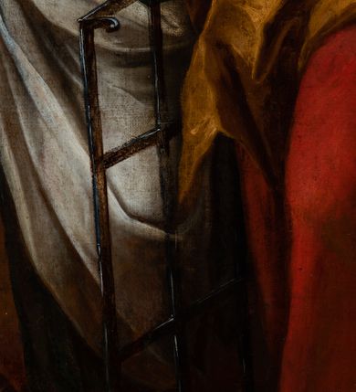 Zdjęcie nr 26: Ołtarz drewniany, prostopadłościenny z kamienną mensą, z kamiennym portatylem. Antepedium drewniane podzielone na trzy płyciny za pomocą pilastrów: w środkowej krzyż, kotwica i gorejące serce, w bocznych gorejące serce w koronie cierniowej i wieńcu z róż. Nastawa ołtarzowa architektoniczna, jednoosiowa, jednokondygnacyjna ze zwieńczeniem na cokole.  Retabulum flankowane parą zdwojonych pilastrów zakończonych konsolami,  które dźwigają pełne belkowanie oraz fragmenty przerwanego półkolistego przyczółka z siedzącymi puttami. Na tle pilastrów, na konsolach ustawione 2 figury: św. Katarzyny oraz Barbary. Trzony pilastrów dekorowane kampanulami. W Polu środkowym wnęka w formie stojącego prostokąta zamkniętego łukiem segmentowym nadwieszonego z uskokiem ujęta profilowaną ramą, z obrazem świętej Zofii z córkami, w osobnej ramie. Nad wnęką baldachim dekorowany lambrekinem, z podwieszoną tkaniną po dwóch stronach, lamowaną frędzlą. Nam baldachimem kartusz z uskrzydlonymi główkami anielskimi i zwieńczony koroną. Zwieńczenie w formie zbliżonej do trapezu o wklęsłych bokach zamknięte falistym gzymsem, dekorowanym uskrzydloną główką anielską, ujętą wolutami na tle muszli, z podwieszonymi kampanulami. W polu gołębica w otoku z obłoków i uskrzydlonych główek anielskich, w glorii promienistej.  Struktura polichromowana w sposób imitujący marmoryzację w kolorze beżowo-zielonym. Ornamentyka i profile złocone, detal i zwieńczenie srebrzone.