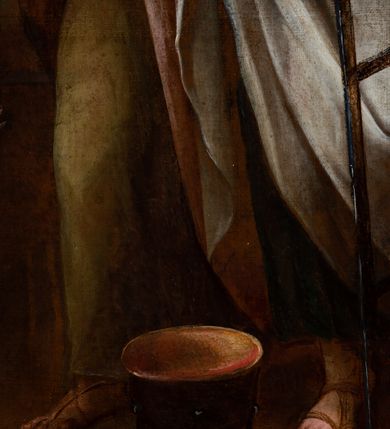 Zdjęcie nr 28: Ołtarz drewniany, prostopadłościenny z kamienną mensą, z kamiennym portatylem. Antepedium drewniane podzielone na trzy płyciny za pomocą pilastrów: w środkowej krzyż, kotwica i gorejące serce, w bocznych gorejące serce w koronie cierniowej i wieńcu z róż. Nastawa ołtarzowa architektoniczna, jednoosiowa, jednokondygnacyjna ze zwieńczeniem na cokole.  Retabulum flankowane parą zdwojonych pilastrów zakończonych konsolami,  które dźwigają pełne belkowanie oraz fragmenty przerwanego półkolistego przyczółka z siedzącymi puttami. Na tle pilastrów, na konsolach ustawione 2 figury: św. Katarzyny oraz Barbary. Trzony pilastrów dekorowane kampanulami. W Polu środkowym wnęka w formie stojącego prostokąta zamkniętego łukiem segmentowym nadwieszonego z uskokiem ujęta profilowaną ramą, z obrazem świętej Zofii z córkami, w osobnej ramie. Nad wnęką baldachim dekorowany lambrekinem, z podwieszoną tkaniną po dwóch stronach, lamowaną frędzlą. Nam baldachimem kartusz z uskrzydlonymi główkami anielskimi i zwieńczony koroną. Zwieńczenie w formie zbliżonej do trapezu o wklęsłych bokach zamknięte falistym gzymsem, dekorowanym uskrzydloną główką anielską, ujętą wolutami na tle muszli, z podwieszonymi kampanulami. W polu gołębica w otoku z obłoków i uskrzydlonych główek anielskich, w glorii promienistej.  Struktura polichromowana w sposób imitujący marmoryzację w kolorze beżowo-zielonym. Ornamentyka i profile złocone, detal i zwieńczenie srebrzone.