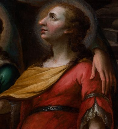 Zdjęcie nr 29: Ołtarz drewniany, prostopadłościenny z kamienną mensą, z kamiennym portatylem. Antepedium drewniane podzielone na trzy płyciny za pomocą pilastrów: w środkowej krzyż, kotwica i gorejące serce, w bocznych gorejące serce w koronie cierniowej i wieńcu z róż. Nastawa ołtarzowa architektoniczna, jednoosiowa, jednokondygnacyjna ze zwieńczeniem na cokole.  Retabulum flankowane parą zdwojonych pilastrów zakończonych konsolami,  które dźwigają pełne belkowanie oraz fragmenty przerwanego półkolistego przyczółka z siedzącymi puttami. Na tle pilastrów, na konsolach ustawione 2 figury: św. Katarzyny oraz Barbary. Trzony pilastrów dekorowane kampanulami. W Polu środkowym wnęka w formie stojącego prostokąta zamkniętego łukiem segmentowym nadwieszonego z uskokiem ujęta profilowaną ramą, z obrazem świętej Zofii z córkami, w osobnej ramie. Nad wnęką baldachim dekorowany lambrekinem, z podwieszoną tkaniną po dwóch stronach, lamowaną frędzlą. Nam baldachimem kartusz z uskrzydlonymi główkami anielskimi i zwieńczony koroną. Zwieńczenie w formie zbliżonej do trapezu o wklęsłych bokach zamknięte falistym gzymsem, dekorowanym uskrzydloną główką anielską, ujętą wolutami na tle muszli, z podwieszonymi kampanulami. W polu gołębica w otoku z obłoków i uskrzydlonych główek anielskich, w glorii promienistej.  Struktura polichromowana w sposób imitujący marmoryzację w kolorze beżowo-zielonym. Ornamentyka i profile złocone, detal i zwieńczenie srebrzone.