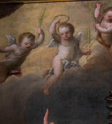 Zdjęcie nr 32: Ołtarz drewniany, prostopadłościenny z kamienną mensą, z kamiennym portatylem. Antepedium drewniane podzielone na trzy płyciny za pomocą pilastrów: w środkowej krzyż, kotwica i gorejące serce, w bocznych gorejące serce w koronie cierniowej i wieńcu z róż. Nastawa ołtarzowa architektoniczna, jednoosiowa, jednokondygnacyjna ze zwieńczeniem na cokole.  Retabulum flankowane parą zdwojonych pilastrów zakończonych konsolami,  które dźwigają pełne belkowanie oraz fragmenty przerwanego półkolistego przyczółka z siedzącymi puttami. Na tle pilastrów, na konsolach ustawione 2 figury: św. Katarzyny oraz Barbary. Trzony pilastrów dekorowane kampanulami. W Polu środkowym wnęka w formie stojącego prostokąta zamkniętego łukiem segmentowym nadwieszonego z uskokiem ujęta profilowaną ramą, z obrazem świętej Zofii z córkami, w osobnej ramie. Nad wnęką baldachim dekorowany lambrekinem, z podwieszoną tkaniną po dwóch stronach, lamowaną frędzlą. Nam baldachimem kartusz z uskrzydlonymi główkami anielskimi i zwieńczony koroną. Zwieńczenie w formie zbliżonej do trapezu o wklęsłych bokach zamknięte falistym gzymsem, dekorowanym uskrzydloną główką anielską, ujętą wolutami na tle muszli, z podwieszonymi kampanulami. W polu gołębica w otoku z obłoków i uskrzydlonych główek anielskich, w glorii promienistej.  Struktura polichromowana w sposób imitujący marmoryzację w kolorze beżowo-zielonym. Ornamentyka i profile złocone, detal i zwieńczenie srebrzone.