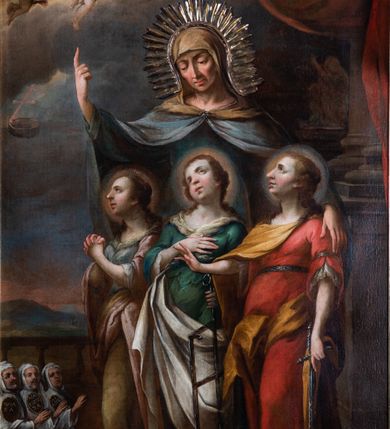 Zdjęcie nr 36: Ołtarz drewniany, prostopadłościenny z kamienną mensą, z kamiennym portatylem. Antepedium drewniane podzielone na trzy płyciny za pomocą pilastrów: w środkowej krzyż, kotwica i gorejące serce, w bocznych gorejące serce w koronie cierniowej i wieńcu z róż. Nastawa ołtarzowa architektoniczna, jednoosiowa, jednokondygnacyjna ze zwieńczeniem na cokole.  Retabulum flankowane parą zdwojonych pilastrów zakończonych konsolami,  które dźwigają pełne belkowanie oraz fragmenty przerwanego półkolistego przyczółka z siedzącymi puttami. Na tle pilastrów, na konsolach ustawione 2 figury: św. Katarzyny oraz Barbary. Trzony pilastrów dekorowane kampanulami. W Polu środkowym wnęka w formie stojącego prostokąta zamkniętego łukiem segmentowym nadwieszonego z uskokiem ujęta profilowaną ramą, z obrazem świętej Zofii z córkami, w osobnej ramie. Nad wnęką baldachim dekorowany lambrekinem, z podwieszoną tkaniną po dwóch stronach, lamowaną frędzlą. Nam baldachimem kartusz z uskrzydlonymi główkami anielskimi i zwieńczony koroną. Zwieńczenie w formie zbliżonej do trapezu o wklęsłych bokach zamknięte falistym gzymsem, dekorowanym uskrzydloną główką anielską, ujętą wolutami na tle muszli, z podwieszonymi kampanulami. W polu gołębica w otoku z obłoków i uskrzydlonych główek anielskich, w glorii promienistej.  Struktura polichromowana w sposób imitujący marmoryzację w kolorze beżowo-zielonym. Ornamentyka i profile złocone, detal i zwieńczenie srebrzone.