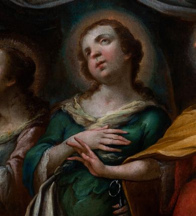 Zdjęcie nr 34: Ołtarz drewniany, prostopadłościenny z kamienną mensą, z kamiennym portatylem. Antepedium drewniane podzielone na trzy płyciny za pomocą pilastrów: w środkowej krzyż, kotwica i gorejące serce, w bocznych gorejące serce w koronie cierniowej i wieńcu z róż. Nastawa ołtarzowa architektoniczna, jednoosiowa, jednokondygnacyjna ze zwieńczeniem na cokole.  Retabulum flankowane parą zdwojonych pilastrów zakończonych konsolami,  które dźwigają pełne belkowanie oraz fragmenty przerwanego półkolistego przyczółka z siedzącymi puttami. Na tle pilastrów, na konsolach ustawione 2 figury: św. Katarzyny oraz Barbary. Trzony pilastrów dekorowane kampanulami. W Polu środkowym wnęka w formie stojącego prostokąta zamkniętego łukiem segmentowym nadwieszonego z uskokiem ujęta profilowaną ramą, z obrazem świętej Zofii z córkami, w osobnej ramie. Nad wnęką baldachim dekorowany lambrekinem, z podwieszoną tkaniną po dwóch stronach, lamowaną frędzlą. Nam baldachimem kartusz z uskrzydlonymi główkami anielskimi i zwieńczony koroną. Zwieńczenie w formie zbliżonej do trapezu o wklęsłych bokach zamknięte falistym gzymsem, dekorowanym uskrzydloną główką anielską, ujętą wolutami na tle muszli, z podwieszonymi kampanulami. W polu gołębica w otoku z obłoków i uskrzydlonych główek anielskich, w glorii promienistej.  Struktura polichromowana w sposób imitujący marmoryzację w kolorze beżowo-zielonym. Ornamentyka i profile złocone, detal i zwieńczenie srebrzone.