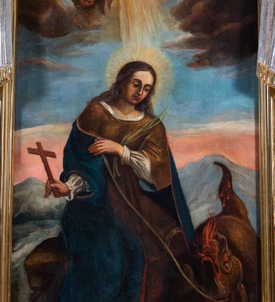 Zdjęcie nr 38: Ołtarz drewniany, prostopadłościenny z kamienną mensą, z kamiennym portatylem. Antepedium drewniane podzielone na trzy płyciny za pomocą pilastrów: w środkowej krzyż, kotwica i gorejące serce, w bocznych gorejące serce w koronie cierniowej i wieńcu z róż. Nastawa ołtarzowa architektoniczna, jednoosiowa, jednokondygnacyjna ze zwieńczeniem na cokole.  Retabulum flankowane parą zdwojonych pilastrów zakończonych konsolami,  które dźwigają pełne belkowanie oraz fragmenty przerwanego półkolistego przyczółka z siedzącymi puttami. Na tle pilastrów, na konsolach ustawione 2 figury: św. Katarzyny oraz Barbary. Trzony pilastrów dekorowane kampanulami. W Polu środkowym wnęka w formie stojącego prostokąta zamkniętego łukiem segmentowym nadwieszonego z uskokiem ujęta profilowaną ramą, z obrazem świętej Zofii z córkami, w osobnej ramie. Nad wnęką baldachim dekorowany lambrekinem, z podwieszoną tkaniną po dwóch stronach, lamowaną frędzlą. Nam baldachimem kartusz z uskrzydlonymi główkami anielskimi i zwieńczony koroną. Zwieńczenie w formie zbliżonej do trapezu o wklęsłych bokach zamknięte falistym gzymsem, dekorowanym uskrzydloną główką anielską, ujętą wolutami na tle muszli, z podwieszonymi kampanulami. W polu gołębica w otoku z obłoków i uskrzydlonych główek anielskich, w glorii promienistej.  Struktura polichromowana w sposób imitujący marmoryzację w kolorze beżowo-zielonym. Ornamentyka i profile złocone, detal i zwieńczenie srebrzone.