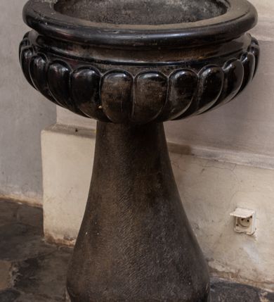 Zdjęcie nr 1: Kropielnica umieszczona na stożkowatej podstawie zwężającej się ku górze, czara spłaszczona, puklowana o profilowanym wylewie.