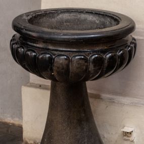 Zdjęcie nr 1: Kropielnica umieszczona na stożkowatej podstawie zwężającej się ku górze, czara spłaszczona, puklowana o profilowanym wylewie.