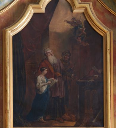 Zdjęcie nr 1: Obraz w kształcie prostokąta stojącego zamkniętego łukiem wklęsło-wypukłym z uskokiem, ujęty złoconą profilowaną ramą. W centrum kompozycji stojący przed ołtarzem św. Joachim, św. Anna i dziecięca Maria. Kolorystka ciepła, ciemna (uzupełnić ze zdjęcia).