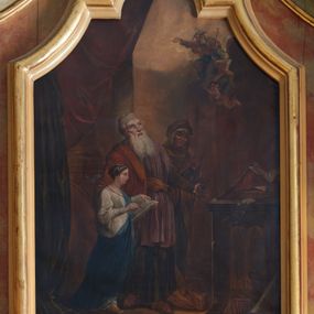 Zdjęcie nr 1: Obraz w kształcie prostokąta stojącego zamkniętego łukiem wklęsło-wypukłym z uskokiem, ujęty złoconą profilowaną ramą. W centrum kompozycji stojący przed ołtarzem św. Joachim, św. Anna i dziecięca Maria. Kolorystka ciepła, ciemna (uzupełnić ze zdjęcia).