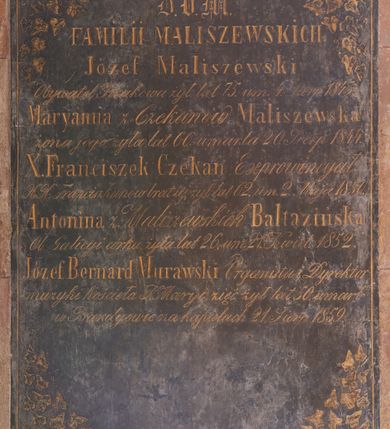 Zdjęcie nr 1: Epitafium w formie marmurowej tablicy w kształcie stojącego prostokąta. W centrum inskrypcja ujęta rytym ornamentem w formie liści bluszczu:

+

D.O.M./

FAMILII MALISZEWSKICH /

Józef Maliszewski /

Obywatel Krakowa żył lat 75. um. 4. Sierp. 1843 /

Maryanna z Czekanów Maliszewska /

Żona jego żyła lat  66. umarła 20. Sierp. 1844 /

X. Franciszek Czekan Exprowincjał /

XX. Franciszkanów bratiej żył lat 62. um. 2. Maja 1850 /

Antonina z Maliszewskich Baltazińska /

Ob. Galicyi córka żyła lat 26. Um. 21 Kwiet. 1852 .

Józef Bernard Murawski Organista i Dyrektor /

muzyki kościoła P. Maryi zięć żył lat 50. umarł /

W Bardynowie na kąpielach 21. Sierp. 1859.