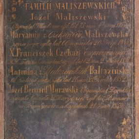 Zdjęcie nr 1: Epitafium w formie marmurowej tablicy w kształcie stojącego prostokąta. W centrum inskrypcja ujęta rytym ornamentem w formie liści bluszczu:

+

D.O.M./

FAMILII MALISZEWSKICH /

Józef Maliszewski /

Obywatel Krakowa żył lat 75. um. 4. Sierp. 1843 /

Maryanna z Czekanów Maliszewska /

Żona jego żyła lat  66. umarła 20. Sierp. 1844 /

X. Franciszek Czekan Exprowincjał /

XX. Franciszkanów bratiej żył lat 62. um. 2. Maja 1850 /

Antonina z Maliszewskich Baltazińska /

Ob. Galicyi córka żyła lat 26. Um. 21 Kwiet. 1852 .

Józef Bernard Murawski Organista i Dyrektor /

muzyki kościoła P. Maryi zięć żył lat 50. umarł /

W Bardynowie na kąpielach 21. Sierp. 1859.