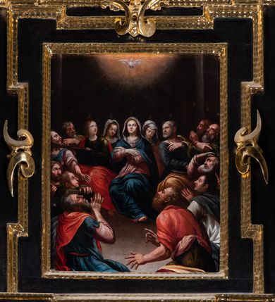 Zdjęcie nr 17: Ołtarz architektoniczny, przyścienny, jednoosiowy, jednokondygnacyjny ze zwieńczeniem, ujęty uszami z ornamentu małżowinowo-chrząstkowego. Nastawa ustawiona na wysokim cokole dekorowanym prostokątnymi płycinami ujęta kompozytowymi, złoconymi kolumnami dźwigającymi belkowanie z wydatnym gzymsem, na którym ustawione odcinki wolutowego przyczółka z siedzącymi na nich postaciami aniołów. W polu ołtarza obraz w kształcie stojącego prostokąta zamkniętego łukiem trójlistnym ściętym przedstawiający bł. Salomeę, ujęty w złoconą ramę. W partii belkowania złocone girlandy i kartusz dekorowany ornamentem małżowinowo-chrząstkowym. W zwieńczeniu obraz „Zesłanie Ducha Świętego” w kształcie stojącego prostokąta ujęty uszatą ramą. Po bokach uszy z ornamentu małżowinowo-chrząstkowego. Całość zwieńczona trójkątnym przyczółkiem z muszlą palmetową umieszczoną na szczycie. Struktura malowana na czarno, partie ornamentów i szat aniołów złocone, a ich karnacje oddane w naturalnej kolorystyce. 