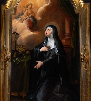 Zdjęcie nr 2: Ołtarz architektoniczny, przyścienny, jednoosiowy, jednokondygnacyjny ze zwieńczeniem, ujęty uszami z ornamentu małżowinowo-chrząstkowego. Nastawa ustawiona na wysokim cokole dekorowanym prostokątnymi płycinami ujęta kompozytowymi, złoconymi kolumnami dźwigającymi belkowanie z wydatnym gzymsem, na którym ustawione odcinki wolutowego przyczółka z siedzącymi na nich postaciami aniołów. W polu ołtarza obraz w kształcie stojącego prostokąta zamkniętego łukiem trójlistnym ściętym przedstawiający bł. Salomeę, ujęty w złoconą ramę. W partii belkowania złocone girlandy i kartusz dekorowany ornamentem małżowinowo-chrząstkowym. W zwieńczeniu obraz „Zesłanie Ducha Świętego” w kształcie stojącego prostokąta ujęty uszatą ramą. Po bokach uszy z ornamentu małżowinowo-chrząstkowego. Całość zwieńczona trójkątnym przyczółkiem z muszlą palmetową umieszczoną na szczycie. Struktura malowana na czarno, partie ornamentów i szat aniołów złocone, a ich karnacje oddane w naturalnej kolorystyce. 