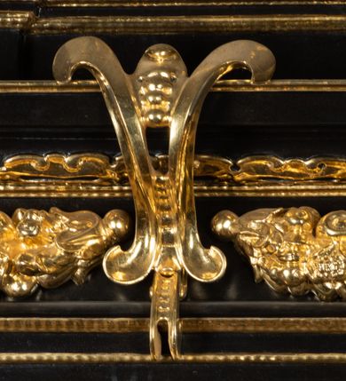 Zdjęcie nr 18: Ołtarz architektoniczny, przyścienny, jednoosiowy, jednokondygnacyjny ze zwieńczeniem, ujęty uszami z ornamentu małżowinowo-chrząstkowego. Nastawa ustawiona na wysokim cokole dekorowanym prostokątnymi płycinami ujęta kompozytowymi, złoconymi kolumnami dźwigającymi belkowanie z wydatnym gzymsem, na którym ustawione odcinki wolutowego przyczółka z siedzącymi na nich postaciami aniołów. W polu ołtarza obraz w kształcie stojącego prostokąta zamkniętego łukiem trójlistnym ściętym przedstawiający bł. Salomeę, ujęty w złoconą ramę. W partii belkowania złocone girlandy i kartusz dekorowany ornamentem małżowinowo-chrząstkowym. W zwieńczeniu obraz „Zesłanie Ducha Świętego” w kształcie stojącego prostokąta ujęty uszatą ramą. Po bokach uszy z ornamentu małżowinowo-chrząstkowego. Całość zwieńczona trójkątnym przyczółkiem z muszlą palmetową umieszczoną na szczycie. Struktura malowana na czarno, partie ornamentów i szat aniołów złocone, a ich karnacje oddane w naturalnej kolorystyce. 