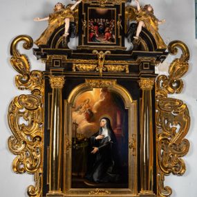 Zdjęcie nr 1: Ołtarz architektoniczny, przyścienny, jednoosiowy, jednokondygnacyjny ze zwieńczeniem, ujęty uszami z ornamentu małżowinowo-chrząstkowego. Nastawa ustawiona na wysokim cokole dekorowanym prostokątnymi płycinami ujęta kompozytowymi, złoconymi kolumnami dźwigającymi belkowanie z wydatnym gzymsem, na którym ustawione odcinki wolutowego przyczółka z siedzącymi na nich postaciami aniołów. W polu ołtarza obraz w kształcie stojącego prostokąta zamkniętego łukiem trójlistnym ściętym przedstawiający bł. Salomeę, ujęty w złoconą ramę. W partii belkowania złocone girlandy i kartusz dekorowany ornamentem małżowinowo-chrząstkowym. W zwieńczeniu obraz „Zesłanie Ducha Świętego” w kształcie stojącego prostokąta ujęty uszatą ramą. Po bokach uszy z ornamentu małżowinowo-chrząstkowego. Całość zwieńczona trójkątnym przyczółkiem z muszlą palmetową umieszczoną na szczycie. Struktura malowana na czarno, partie ornamentów i szat aniołów złocone, a ich karnacje oddane w naturalnej kolorystyce. 