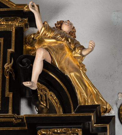 Zdjęcie nr 6: Ołtarz architektoniczny, przyścienny, jednoosiowy, jednokondygnacyjny ze zwieńczeniem, ujęty uszami z ornamentu małżowinowo-chrząstkowego. Nastawa ustawiona na wysokim cokole dekorowanym prostokątnymi płycinami ujęta kompozytowymi, złoconymi kolumnami dźwigającymi belkowanie z wydatnym gzymsem, na którym ustawione odcinki wolutowego przyczółka z siedzącymi na nich postaciami aniołów. W polu ołtarza obraz w kształcie stojącego prostokąta zamkniętego łukiem trójlistnym ściętym przedstawiający bł. Salomeę, ujęty w złoconą ramę. W partii belkowania złocone girlandy i kartusz dekorowany ornamentem małżowinowo-chrząstkowym. W zwieńczeniu obraz „Zesłanie Ducha Świętego” w kształcie stojącego prostokąta ujęty uszatą ramą. Po bokach uszy z ornamentu małżowinowo-chrząstkowego. Całość zwieńczona trójkątnym przyczółkiem z muszlą palmetową umieszczoną na szczycie. Struktura malowana na czarno, partie ornamentów i szat aniołów złocone, a ich karnacje oddane w naturalnej kolorystyce. 