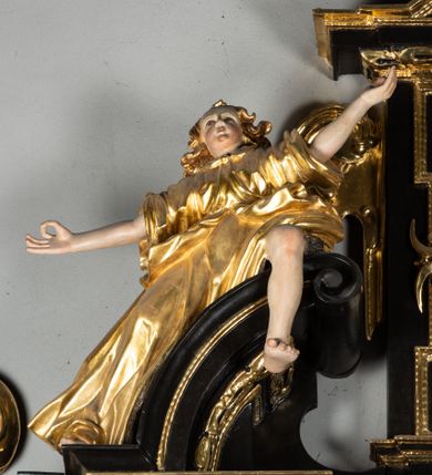 Zdjęcie nr 4: Ołtarz architektoniczny, przyścienny, jednoosiowy, jednokondygnacyjny ze zwieńczeniem, ujęty uszami z ornamentu małżowinowo-chrząstkowego. Nastawa ustawiona na wysokim cokole dekorowanym prostokątnymi płycinami ujęta kompozytowymi, złoconymi kolumnami dźwigającymi belkowanie z wydatnym gzymsem, na którym ustawione odcinki wolutowego przyczółka z siedzącymi na nich postaciami aniołów. W polu ołtarza obraz w kształcie stojącego prostokąta zamkniętego łukiem trójlistnym ściętym przedstawiający bł. Salomeę, ujęty w złoconą ramę. W partii belkowania złocone girlandy i kartusz dekorowany ornamentem małżowinowo-chrząstkowym. W zwieńczeniu obraz „Zesłanie Ducha Świętego” w kształcie stojącego prostokąta ujęty uszatą ramą. Po bokach uszy z ornamentu małżowinowo-chrząstkowego. Całość zwieńczona trójkątnym przyczółkiem z muszlą palmetową umieszczoną na szczycie. Struktura malowana na czarno, partie ornamentów i szat aniołów złocone, a ich karnacje oddane w naturalnej kolorystyce. 