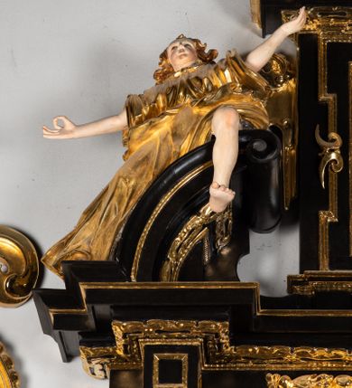 Zdjęcie nr 7: Ołtarz architektoniczny, przyścienny, jednoosiowy, jednokondygnacyjny ze zwieńczeniem, ujęty uszami z ornamentu małżowinowo-chrząstkowego. Nastawa ustawiona na wysokim cokole dekorowanym prostokątnymi płycinami ujęta kompozytowymi, złoconymi kolumnami dźwigającymi belkowanie z wydatnym gzymsem, na którym ustawione odcinki wolutowego przyczółka z siedzącymi na nich postaciami aniołów. W polu ołtarza obraz w kształcie stojącego prostokąta zamkniętego łukiem trójlistnym ściętym przedstawiający bł. Salomeę, ujęty w złoconą ramę. W partii belkowania złocone girlandy i kartusz dekorowany ornamentem małżowinowo-chrząstkowym. W zwieńczeniu obraz „Zesłanie Ducha Świętego” w kształcie stojącego prostokąta ujęty uszatą ramą. Po bokach uszy z ornamentu małżowinowo-chrząstkowego. Całość zwieńczona trójkątnym przyczółkiem z muszlą palmetową umieszczoną na szczycie. Struktura malowana na czarno, partie ornamentów i szat aniołów złocone, a ich karnacje oddane w naturalnej kolorystyce. 