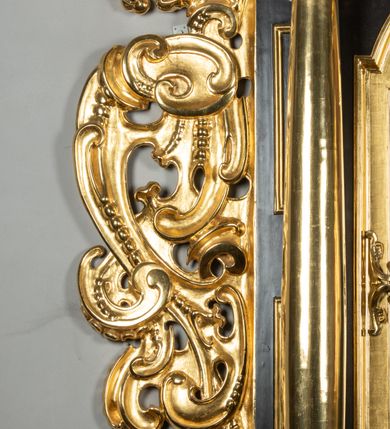 Zdjęcie nr 3: Ołtarz architektoniczny, przyścienny, jednoosiowy, jednokondygnacyjny ze zwieńczeniem, ujęty uszami z ornamentu małżowinowo-chrząstkowego. Nastawa ustawiona na wysokim cokole dekorowanym prostokątnymi płycinami ujęta kompozytowymi, złoconymi kolumnami dźwigającymi belkowanie z wydatnym gzymsem, na którym ustawione odcinki wolutowego przyczółka z siedzącymi na nich postaciami aniołów. W polu ołtarza obraz w kształcie stojącego prostokąta zamkniętego łukiem trójlistnym ściętym przedstawiający bł. Salomeę, ujęty w złoconą ramę. W partii belkowania złocone girlandy i kartusz dekorowany ornamentem małżowinowo-chrząstkowym. W zwieńczeniu obraz „Zesłanie Ducha Świętego” w kształcie stojącego prostokąta ujęty uszatą ramą. Po bokach uszy z ornamentu małżowinowo-chrząstkowego. Całość zwieńczona trójkątnym przyczółkiem z muszlą palmetową umieszczoną na szczycie. Struktura malowana na czarno, partie ornamentów i szat aniołów złocone, a ich karnacje oddane w naturalnej kolorystyce. 