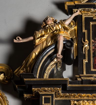 Zdjęcie nr 8: Ołtarz architektoniczny, przyścienny, jednoosiowy, jednokondygnacyjny ze zwieńczeniem, ujęty uszami z ornamentu małżowinowo-chrząstkowego. Nastawa ustawiona na wysokim cokole dekorowanym prostokątnymi płycinami ujęta kompozytowymi, złoconymi kolumnami dźwigającymi belkowanie z wydatnym gzymsem, na którym ustawione odcinki wolutowego przyczółka z siedzącymi na nich postaciami aniołów. W polu ołtarza obraz w kształcie stojącego prostokąta zamkniętego łukiem trójlistnym ściętym przedstawiający bł. Salomeę, ujęty w złoconą ramę. W partii belkowania złocone girlandy i kartusz dekorowany ornamentem małżowinowo-chrząstkowym. W zwieńczeniu obraz „Zesłanie Ducha Świętego” w kształcie stojącego prostokąta ujęty uszatą ramą. Po bokach uszy z ornamentu małżowinowo-chrząstkowego. Całość zwieńczona trójkątnym przyczółkiem z muszlą palmetową umieszczoną na szczycie. Struktura malowana na czarno, partie ornamentów i szat aniołów złocone, a ich karnacje oddane w naturalnej kolorystyce. 