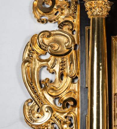 Zdjęcie nr 9: Ołtarz architektoniczny, przyścienny, jednoosiowy, jednokondygnacyjny ze zwieńczeniem, ujęty uszami z ornamentu małżowinowo-chrząstkowego. Nastawa ustawiona na wysokim cokole dekorowanym prostokątnymi płycinami ujęta kompozytowymi, złoconymi kolumnami dźwigającymi belkowanie z wydatnym gzymsem, na którym ustawione odcinki wolutowego przyczółka z siedzącymi na nich postaciami aniołów. W polu ołtarza obraz w kształcie stojącego prostokąta zamkniętego łukiem trójlistnym ściętym przedstawiający bł. Salomeę, ujęty w złoconą ramę. W partii belkowania złocone girlandy i kartusz dekorowany ornamentem małżowinowo-chrząstkowym. W zwieńczeniu obraz „Zesłanie Ducha Świętego” w kształcie stojącego prostokąta ujęty uszatą ramą. Po bokach uszy z ornamentu małżowinowo-chrząstkowego. Całość zwieńczona trójkątnym przyczółkiem z muszlą palmetową umieszczoną na szczycie. Struktura malowana na czarno, partie ornamentów i szat aniołów złocone, a ich karnacje oddane w naturalnej kolorystyce. 