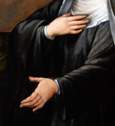 Zdjęcie nr 13: Ołtarz architektoniczny, przyścienny, jednoosiowy, jednokondygnacyjny ze zwieńczeniem, ujęty uszami z ornamentu małżowinowo-chrząstkowego. Nastawa ustawiona na wysokim cokole dekorowanym prostokątnymi płycinami ujęta kompozytowymi, złoconymi kolumnami dźwigającymi belkowanie z wydatnym gzymsem, na którym ustawione odcinki wolutowego przyczółka z siedzącymi na nich postaciami aniołów. W polu ołtarza obraz w kształcie stojącego prostokąta zamkniętego łukiem trójlistnym ściętym przedstawiający bł. Salomeę, ujęty w złoconą ramę. W partii belkowania złocone girlandy i kartusz dekorowany ornamentem małżowinowo-chrząstkowym. W zwieńczeniu obraz „Zesłanie Ducha Świętego” w kształcie stojącego prostokąta ujęty uszatą ramą. Po bokach uszy z ornamentu małżowinowo-chrząstkowego. Całość zwieńczona trójkątnym przyczółkiem z muszlą palmetową umieszczoną na szczycie. Struktura malowana na czarno, partie ornamentów i szat aniołów złocone, a ich karnacje oddane w naturalnej kolorystyce. 