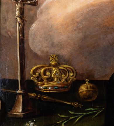 Zdjęcie nr 15: Ołtarz architektoniczny, przyścienny, jednoosiowy, jednokondygnacyjny ze zwieńczeniem, ujęty uszami z ornamentu małżowinowo-chrząstkowego. Nastawa ustawiona na wysokim cokole dekorowanym prostokątnymi płycinami ujęta kompozytowymi, złoconymi kolumnami dźwigającymi belkowanie z wydatnym gzymsem, na którym ustawione odcinki wolutowego przyczółka z siedzącymi na nich postaciami aniołów. W polu ołtarza obraz w kształcie stojącego prostokąta zamkniętego łukiem trójlistnym ściętym przedstawiający bł. Salomeę, ujęty w złoconą ramę. W partii belkowania złocone girlandy i kartusz dekorowany ornamentem małżowinowo-chrząstkowym. W zwieńczeniu obraz „Zesłanie Ducha Świętego” w kształcie stojącego prostokąta ujęty uszatą ramą. Po bokach uszy z ornamentu małżowinowo-chrząstkowego. Całość zwieńczona trójkątnym przyczółkiem z muszlą palmetową umieszczoną na szczycie. Struktura malowana na czarno, partie ornamentów i szat aniołów złocone, a ich karnacje oddane w naturalnej kolorystyce. 