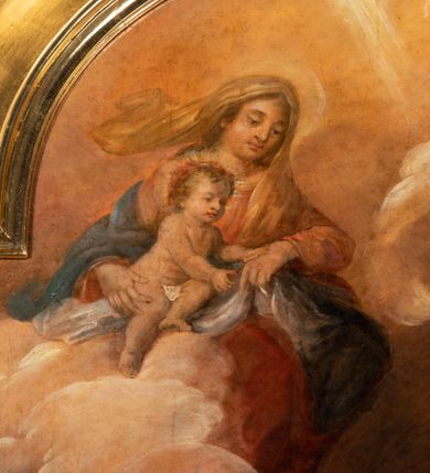 Zdjęcie nr 10: Ołtarz architektoniczny, przyścienny, jednoosiowy, jednokondygnacyjny ze zwieńczeniem, ujęty uszami z ornamentu małżowinowo-chrząstkowego. Nastawa ustawiona na wysokim cokole dekorowanym prostokątnymi płycinami ujęta kompozytowymi, złoconymi kolumnami dźwigającymi belkowanie z wydatnym gzymsem, na którym ustawione odcinki wolutowego przyczółka z siedzącymi na nich postaciami aniołów. W polu ołtarza obraz w kształcie stojącego prostokąta zamkniętego łukiem trójlistnym ściętym przedstawiający bł. Salomeę, ujęty w złoconą ramę. W partii belkowania złocone girlandy i kartusz dekorowany ornamentem małżowinowo-chrząstkowym. W zwieńczeniu obraz „Zesłanie Ducha Świętego” w kształcie stojącego prostokąta ujęty uszatą ramą. Po bokach uszy z ornamentu małżowinowo-chrząstkowego. Całość zwieńczona trójkątnym przyczółkiem z muszlą palmetową umieszczoną na szczycie. Struktura malowana na czarno, partie ornamentów i szat aniołów złocone, a ich karnacje oddane w naturalnej kolorystyce. 